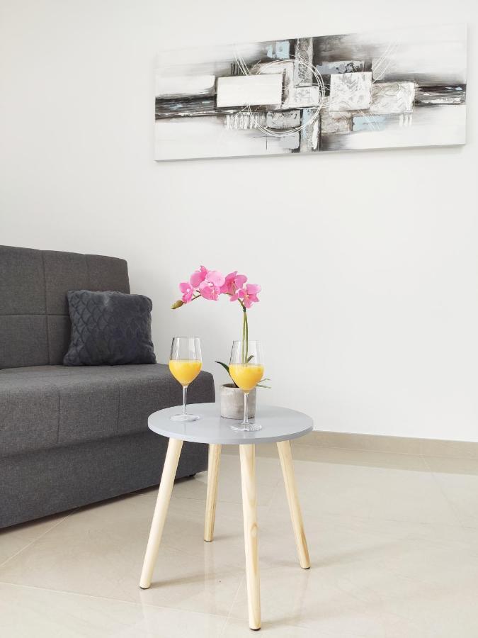 White Studio Apartman Pula Exterior foto