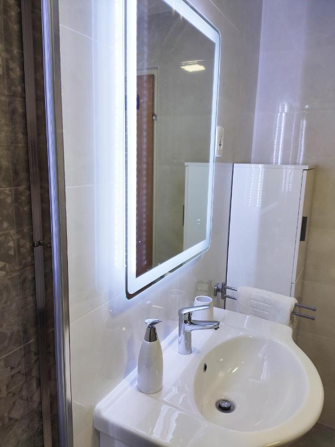 White Studio Apartman Pula Exterior foto