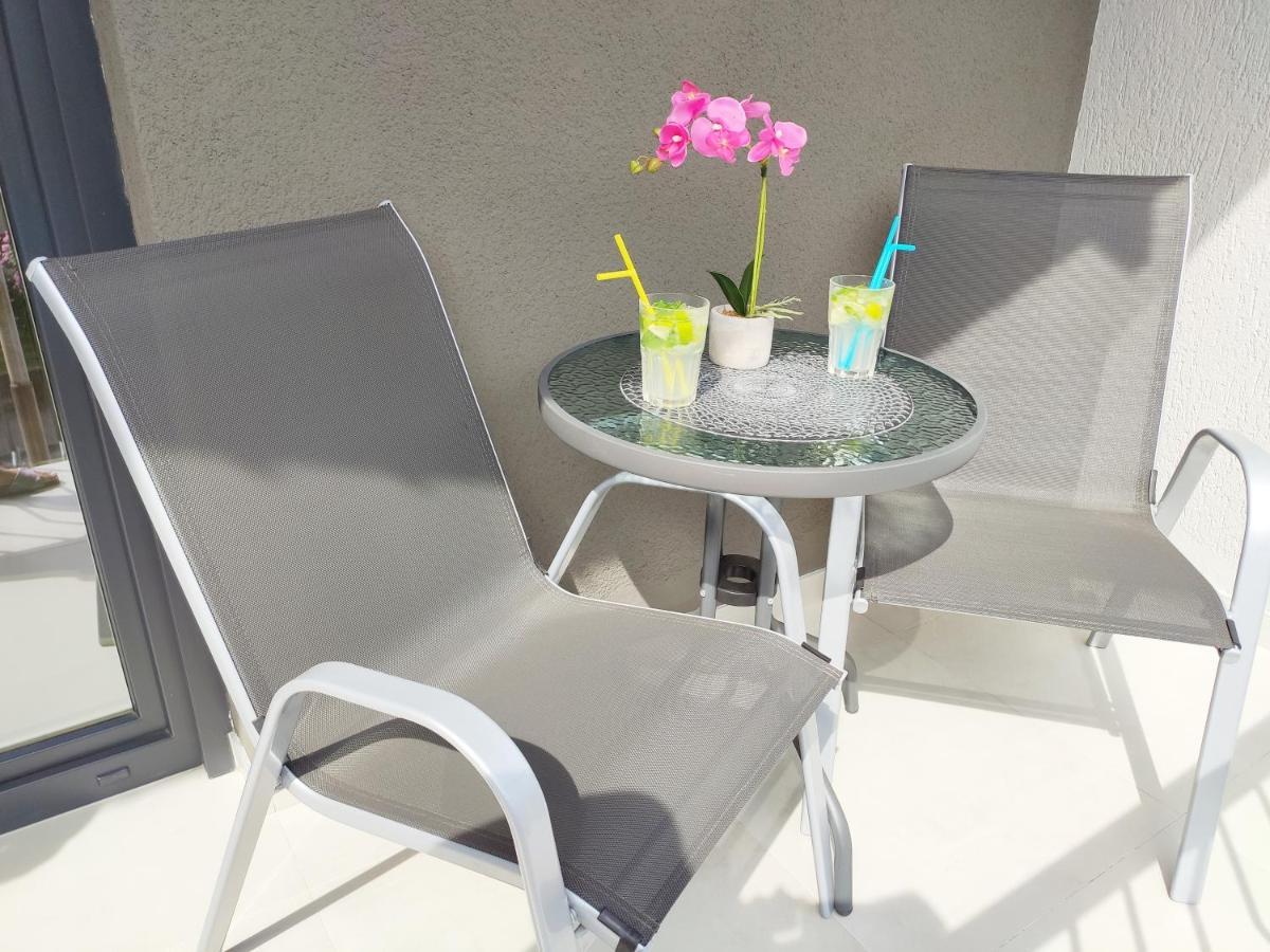 White Studio Apartman Pula Exterior foto