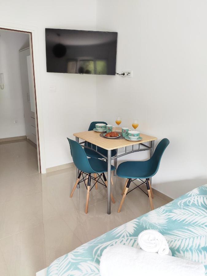 White Studio Apartman Pula Exterior foto